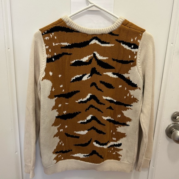 Playful Tiger 🐯 Sweatshirt - Picture 4 of 8